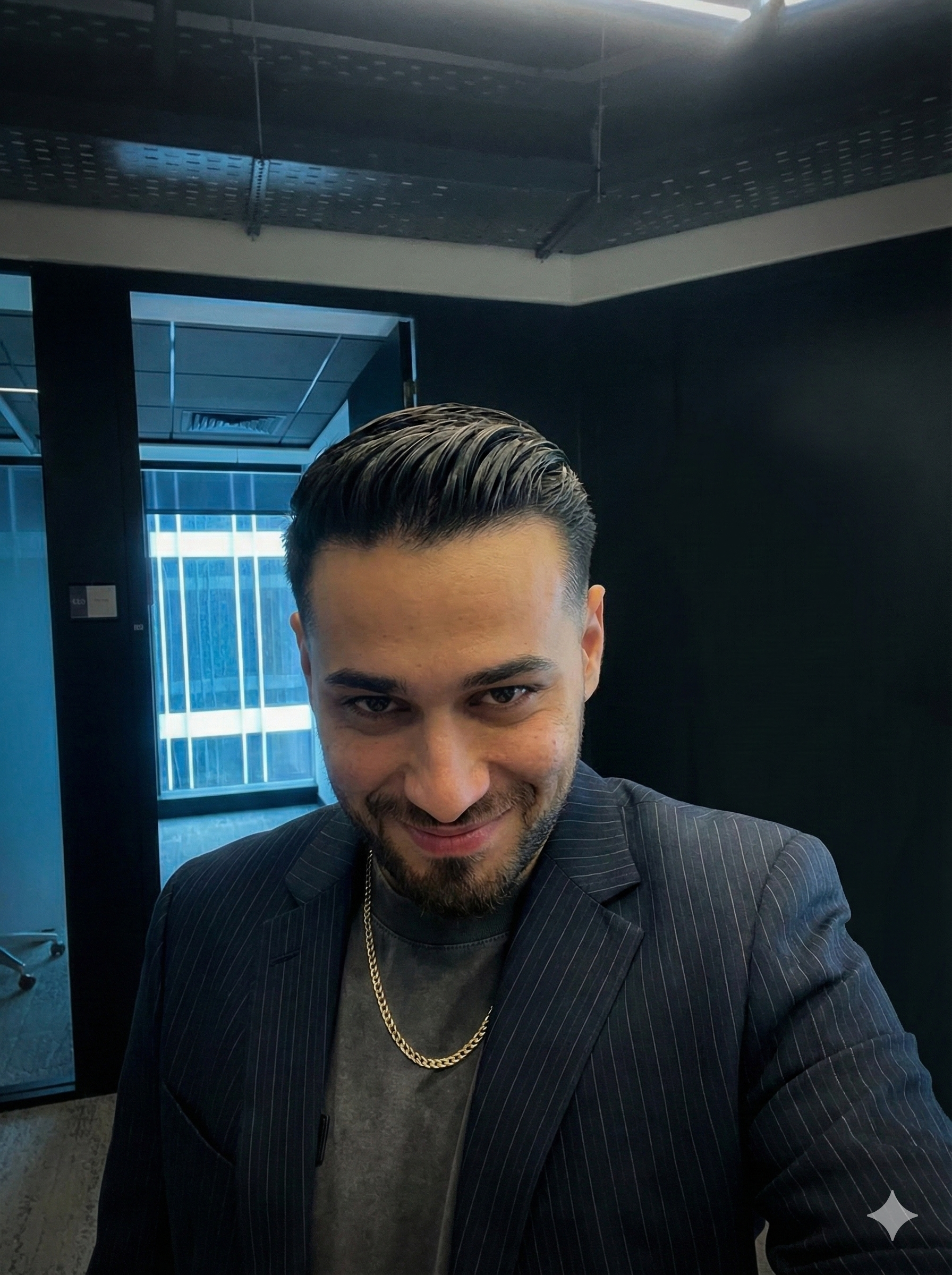 תמונת פרודיה של יזם עם מזומן